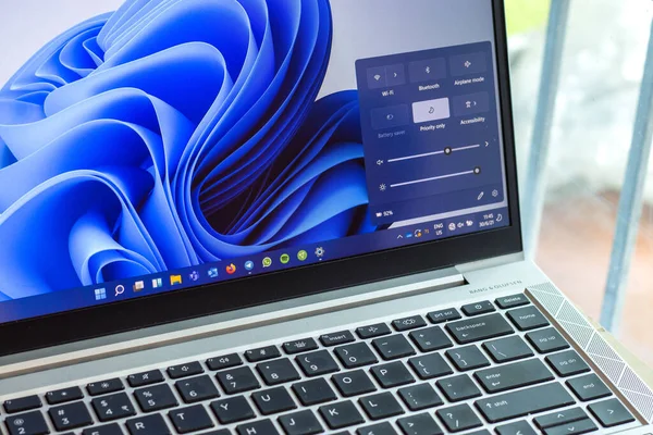Ассанж Индия Июня 2021 Года Логотип Windows Экране Ноутбука — стоковое фото