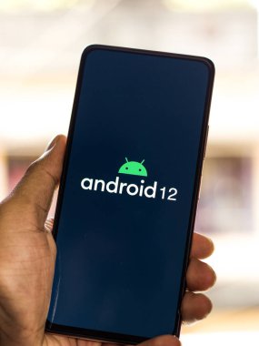 Assam, Hindistan - 19 Mayıs 2021: Telefon ekranında Android 12 logosu.