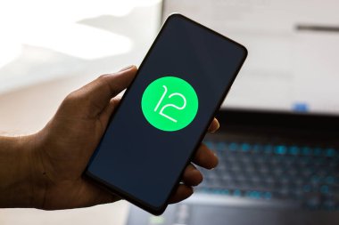 Assam, Hindistan - 19 Mayıs 2021: Telefon ekranında Android 12 logosu.