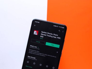 Batı Bangal, Hindistan - 21 Ağustos 2021: 5paisa telefon ekranı görüntüsü logosu.