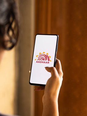 Batı Bangal, Hindistan - 28 Eylül 2021: Telefon ekranında Aadhaar logosu.