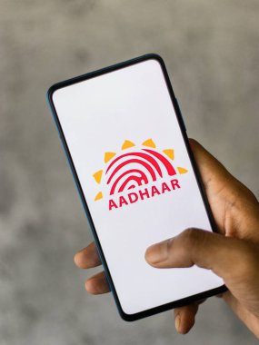 Batı Bangal, Hindistan - 28 Eylül 2021: Telefon ekranında Aadhaar logosu.