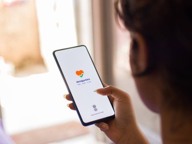 Aarogya setu mobil uygulaması Hindistan Hükümeti COVID-19, Pazar, 20 Nisan 2020, Assam, Hindistan.