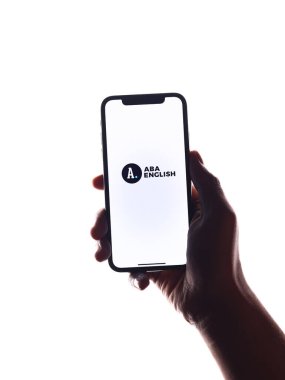 Assam, Hindistan - 30 Mart 2021: Telefon ekranında ABA İngiliz logosu.