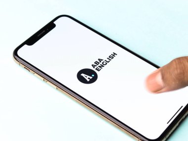 Assam, Hindistan - 30 Mart 2021: Telefon ekranında ABA İngiliz logosu.