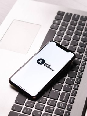 Assam, Hindistan - 30 Mart 2021: Telefon ekranında ABA İngiliz logosu.