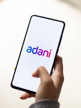 Assam, Hindistan - 15 Ocak 2020: Telefon ekranında Adani logosu.