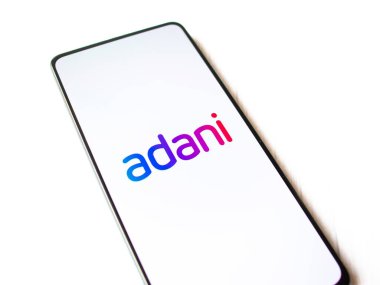 Assam, Hindistan - 15 Ocak 2020: Telefon ekranında Adani logosu.