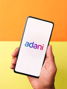 Assam, Hindistan - 15 Ocak 2020: Telefon ekranında Adani logosu.