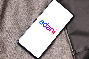 Assam, Hindistan - 15 Ocak 2020: Telefon ekranında Adani logosu.