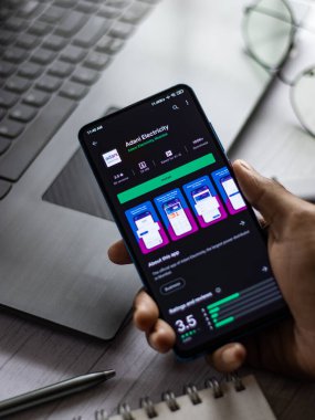 Assam, Hindistan - 15 Ocak 2020: Telefon ekranında Adani logosu.