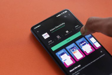 Assam, Hindistan - 15 Ocak 2020: Telefon ekranında Adani logosu.