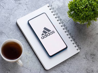 Assam, Hindistan - 15 Ağustos 2020: Adidas telefon ekranında spor giyim markası logosu. 