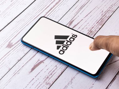 Assam, Hindistan - 15 Ağustos 2020: Adidas telefon ekranında spor giyim markası logosu. 