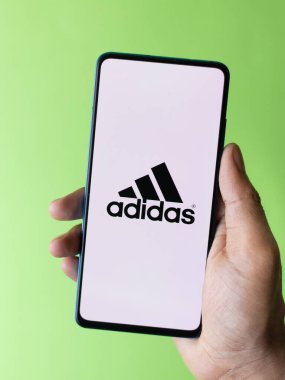 Assam, Hindistan - 15 Ağustos 2020: Adidas telefon ekranında spor giyim markası logosu. 