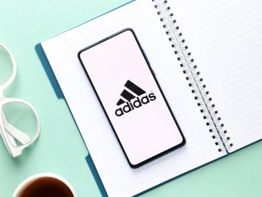 Assam, Hindistan - 15 Ağustos 2020: Adidas telefon ekranında spor giyim markası logosu. 