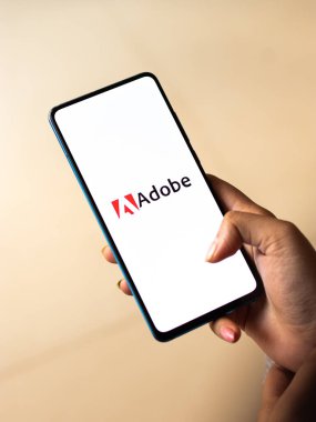 Assam, Hindistan - 20 Aralık 2020: Telefon ekranı görüntüsünde Adobe logosu.