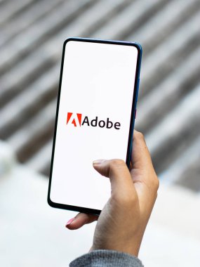 Assam, Hindistan - 20 Aralık 2020: Telefon ekranı görüntüsünde Adobe logosu.