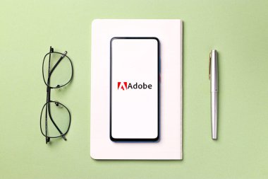 Assam, Hindistan - 20 Aralık 2020: Telefon ekranı görüntüsünde Adobe logosu.