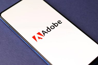 Assam, Hindistan - 20 Aralık 2020: Telefon ekranı görüntüsünde Adobe logosu.
