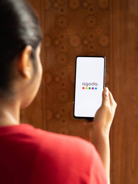 Assam, Hindistan - 10 Mart 2021: Telefon ekranında Agoda logosu.