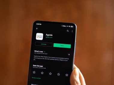 Assam, Hindistan - 10 Mart 2021: Telefon ekranında Agoda logosu.