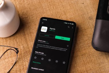 Assam, Hindistan - 10 Mart 2021: Telefon ekranında Agoda logosu.