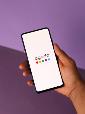 Assam, Hindistan - 10 Mart 2021: Telefon ekranında Agoda logosu.