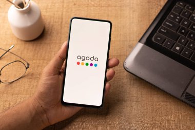 Assam, Hindistan - 10 Mart 2021: Telefon ekranında Agoda logosu.