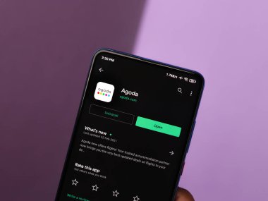Assam, Hindistan - 10 Mart 2021: Telefon ekranında Agoda logosu.