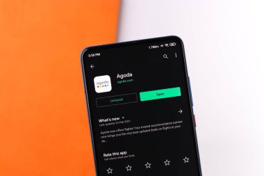 Assam, Hindistan - 10 Mart 2021: Telefon ekranında Agoda logosu.