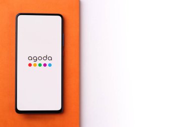 Assam, Hindistan - 10 Mart 2021: Telefon ekranında Agoda logosu.