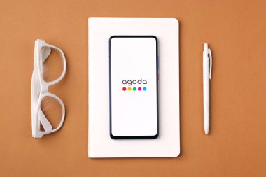 Assam, Hindistan - 10 Mart 2021: Telefon ekranında Agoda logosu.