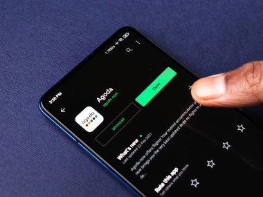Assam, Hindistan - 10 Mart 2021: Telefon ekranında Agoda logosu.
