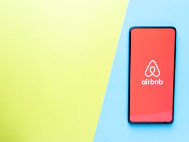 Assam, Hindistan - 6 Ağustos 2021: Telefon ekranında Airbnb logosu.