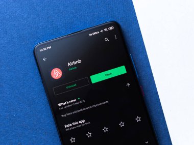 Assam, Hindistan - 6 Ağustos 2021: Telefon ekranında Airbnb logosu.