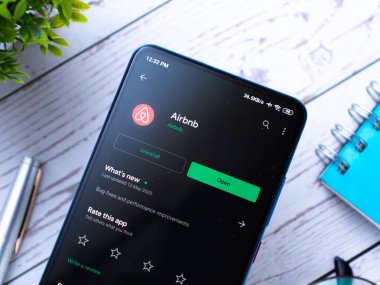 Assam, Hindistan - 6 Ağustos 2021: Telefon ekranında Airbnb logosu.