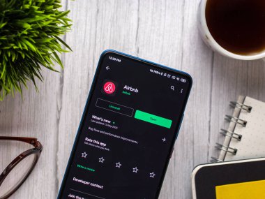 Assam, Hindistan - 6 Ağustos 2021: Telefon ekranında Airbnb logosu.