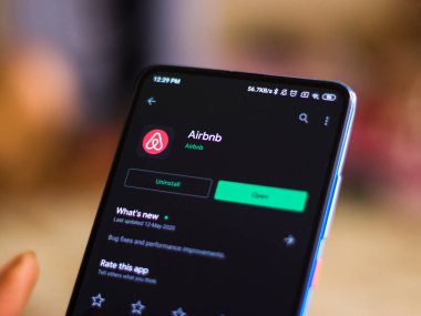 Assam, Hindistan - 6 Ağustos 2021: Telefon ekranında Airbnb logosu.