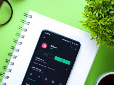 Assam, Hindistan - 6 Ağustos 2021: Telefon ekranında Airbnb logosu.