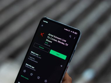 Assam, Hindistan - 29 Kasım 2020: Telefon ekranında Airtel xstream logosu.