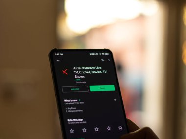 Assam, Hindistan - 29 Kasım 2020: Telefon ekranında Airtel xstream logosu.
