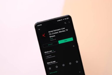Assam, Hindistan - 29 Kasım 2020: Telefon ekranında Airtel xstream logosu.