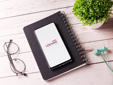 Assam, Hindistan - 29 Kasım 2020: Telefon ekranında Airtel xstream logosu.