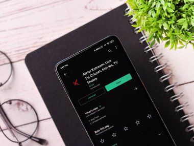 Assam, Hindistan - 29 Kasım 2020: Telefon ekranında Airtel xstream logosu.