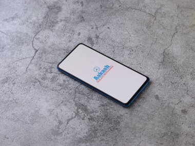 Assam, Hindistan - 6 Eylül 2020: Telefon ekranında Aakash logosu.