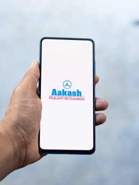 Assam, Hindistan - 6 Eylül 2020: Telefon ekranında Aakash logosu.