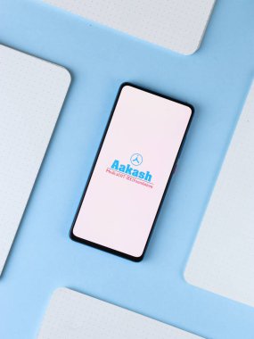 Assam, Hindistan - 6 Eylül 2020: Telefon ekranında Aakash logosu.