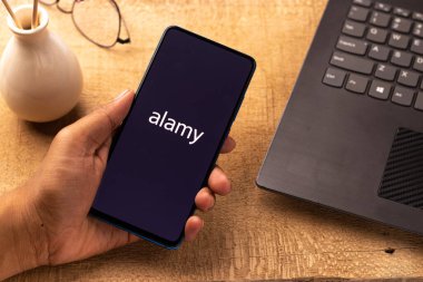 Assam, Hindistan - 19 Nisan 2021: Telefon ekranında Alamy logosu.