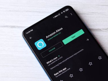 Batı Bangal, Hindistan - 28 Eylül 2021 Amazon Alexa logosu telefon ekranı görüntüsü.